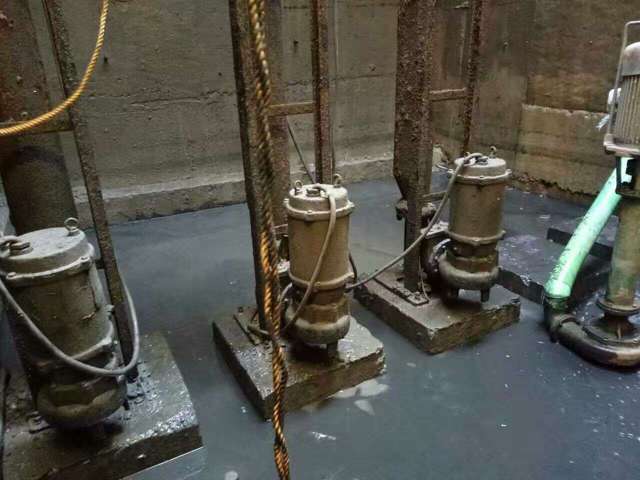 承留镇污水池清理